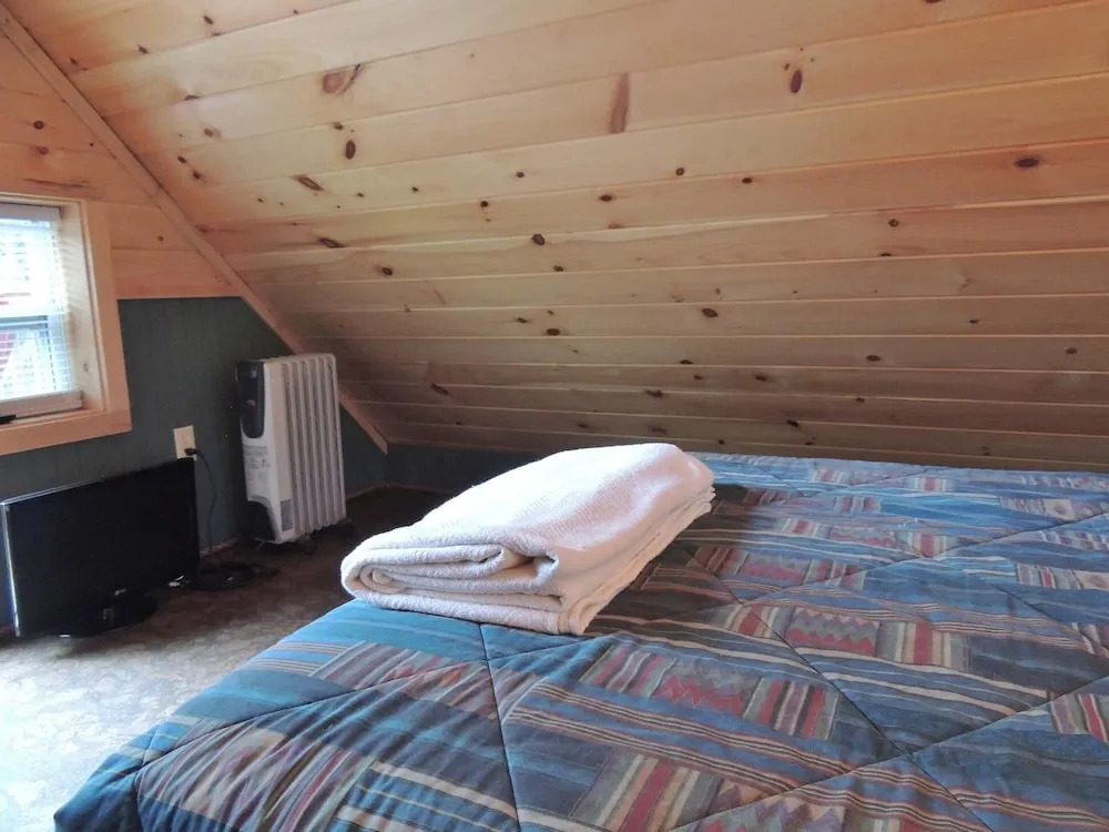 Gray Logs W/tiny House 1 Bedroom Home