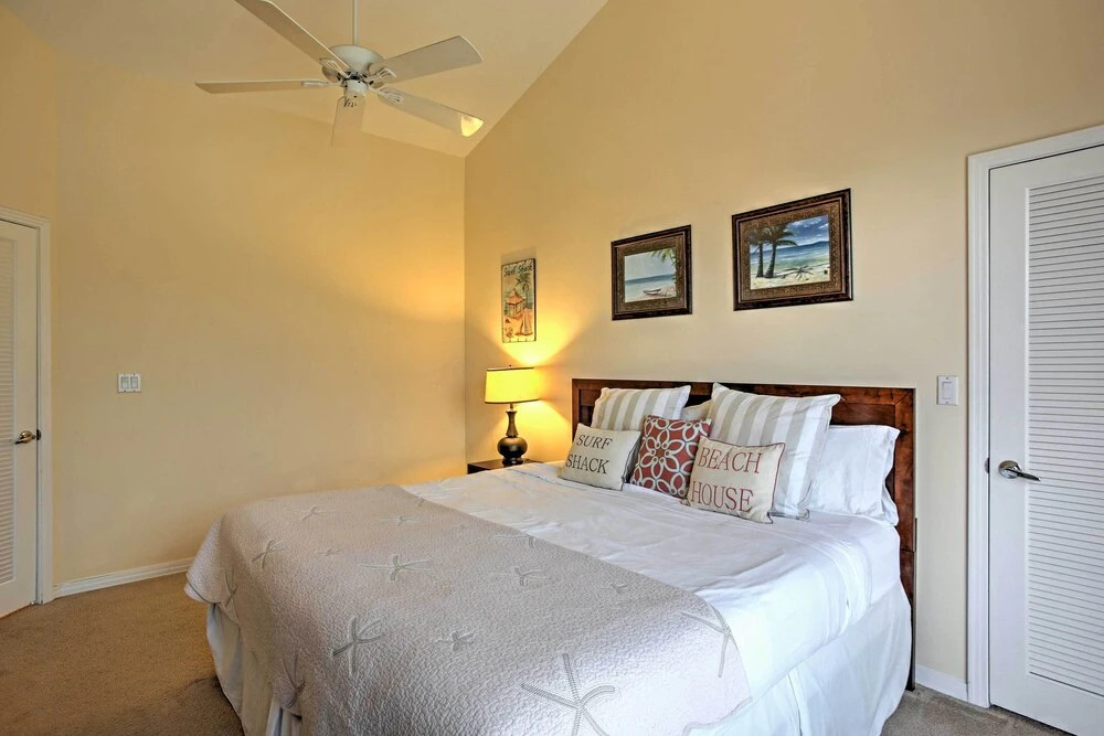 Walk to Beach! Poolside Oasis in Pompano
