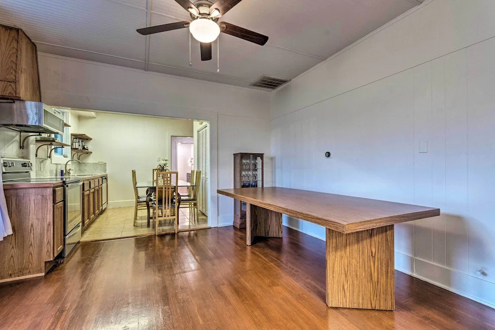 1 Mi to Bathhouse Row: Bright Hot Springs Home!