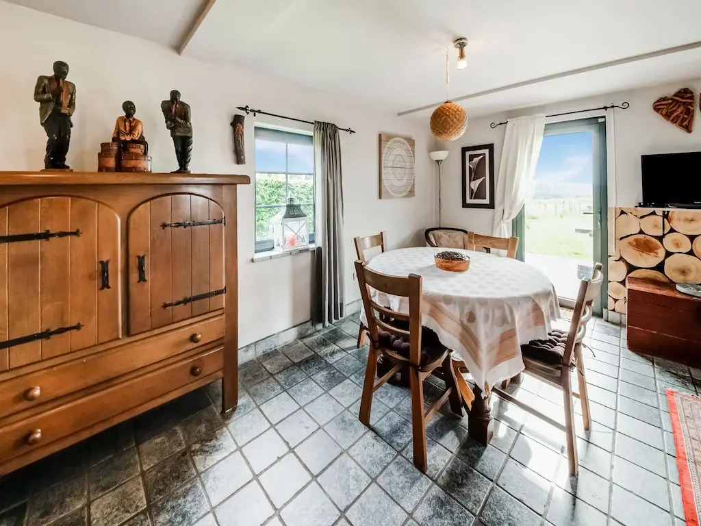 Tranquil Holiday Home in Mont with bubble bath, Terrace, Garden