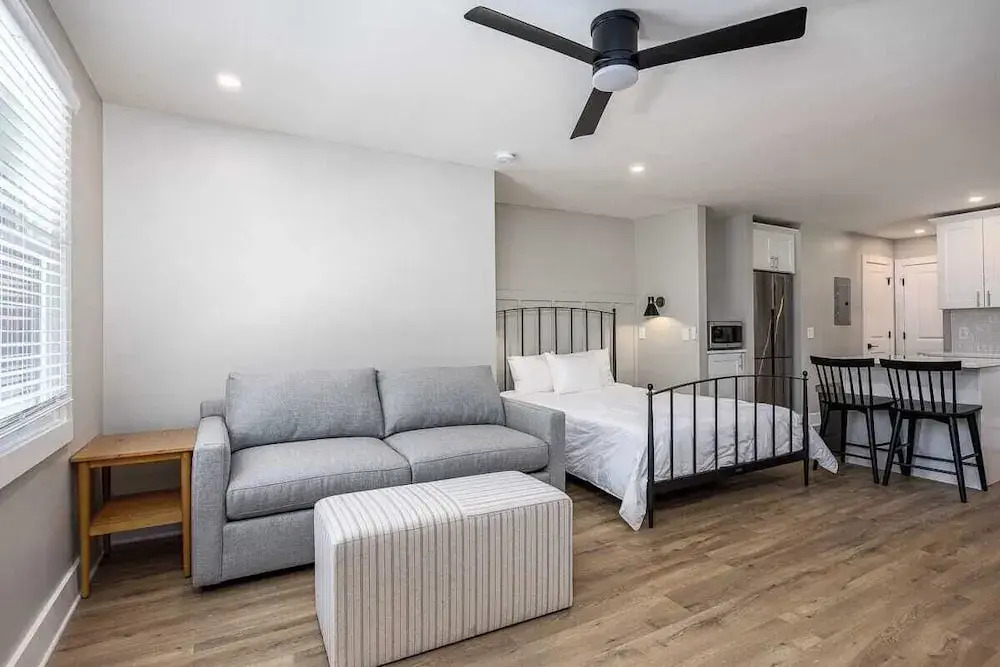 The Nomad: 4 1brs, 2 Studios 24-guest Retreat