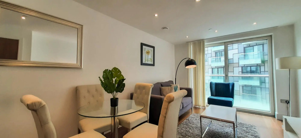 One Bed Apt in Lincoln Plaza, Canary Wharf