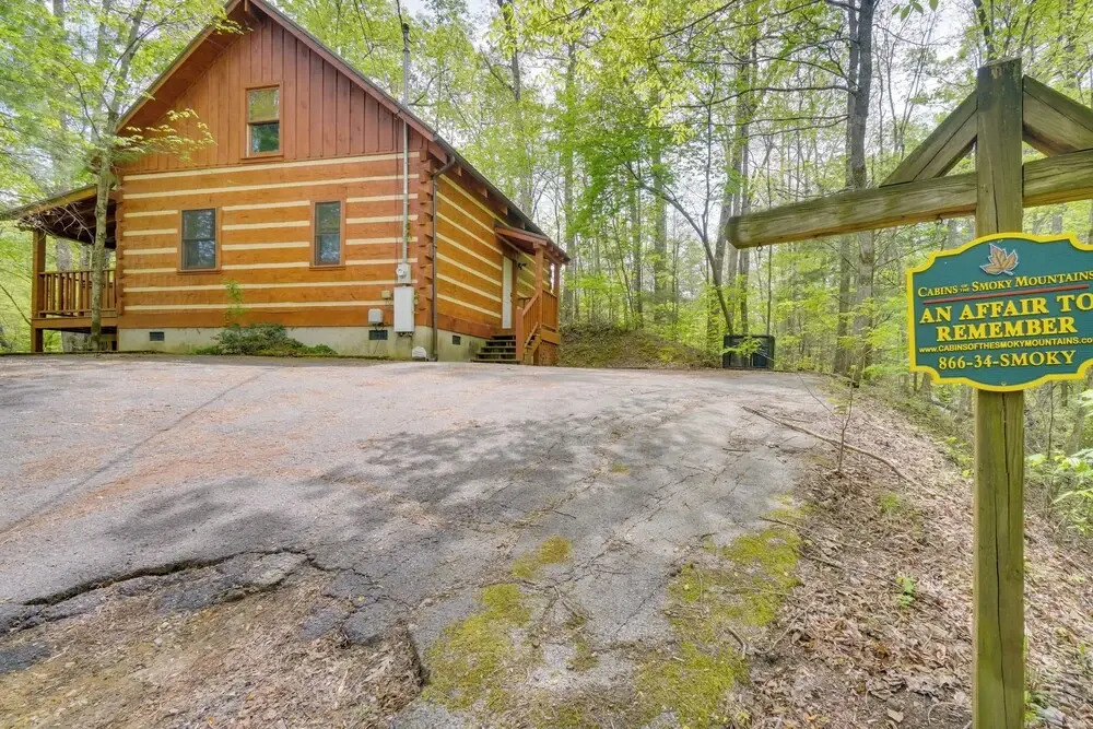 Gatlinburg Cabin with Pool Table about 6 Mi to Downtown!