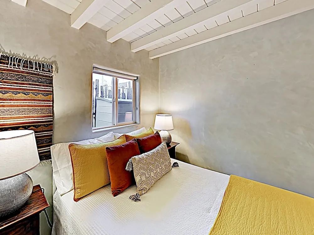 New Listing! Cozy Getaway Near Plaza & Railyard 2 Bedroom Condo