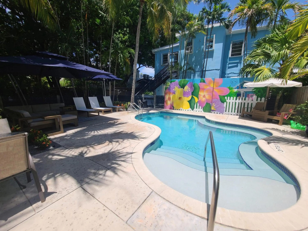Duval Street Suite overlooking Duval with parking and pool