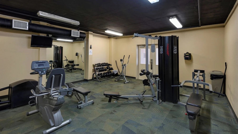 Spacious 2BR Condo w/ Partial Gulf Views, Pool, Across the Street From Beach!