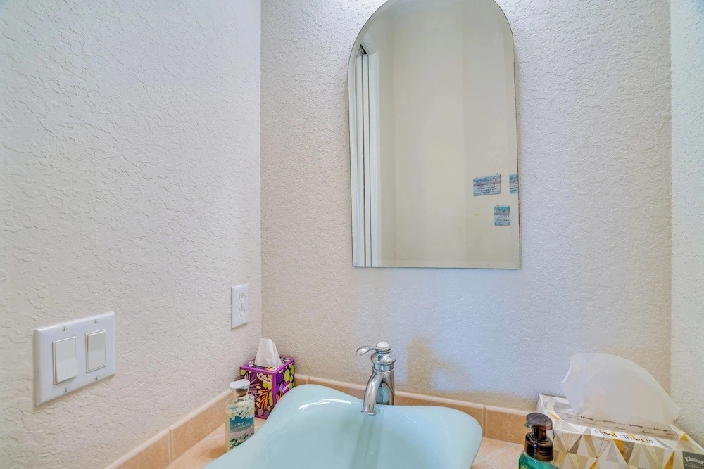 Pool Access & Lake-view Lanai! Port Charlotte Gem