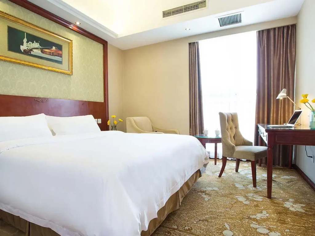 Vienna Hotel (Chengdu Convention and Exhibition Center Huayang Metro Station)