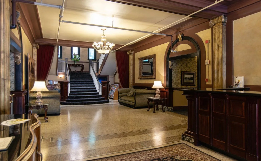 MarQueen Hotel - NEWLY RENOVATED