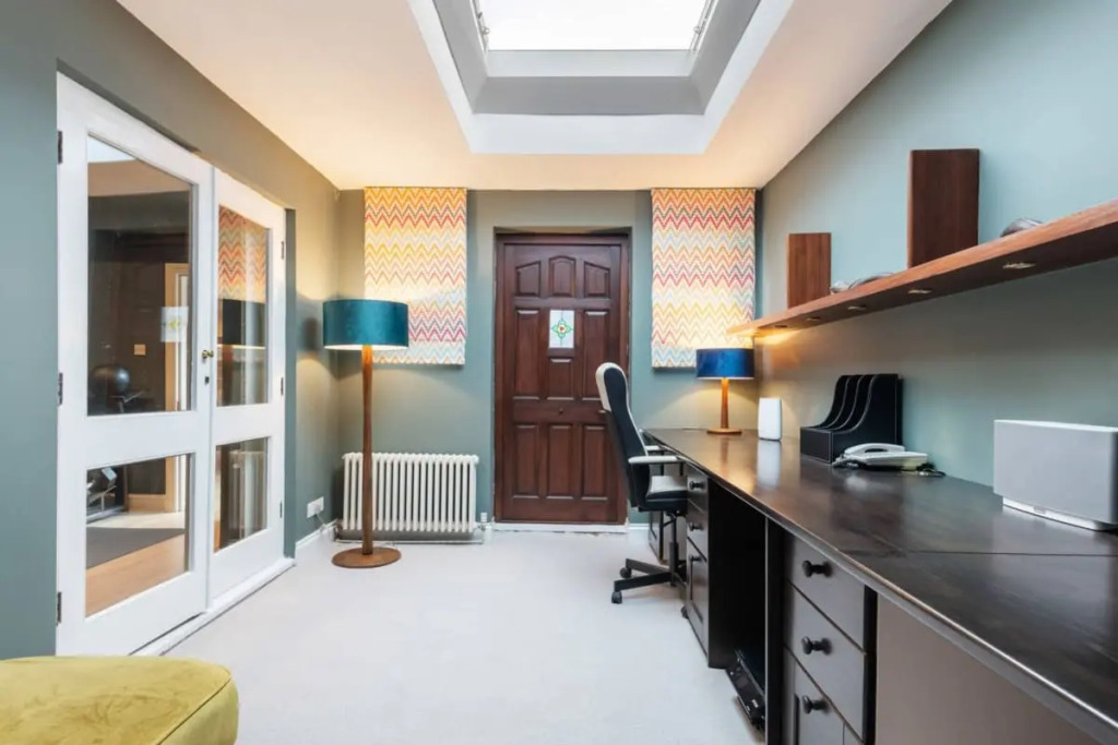 The Heart of Chelsea - Modern & Bright 3BDR Home with Gym, Parking & Patio
