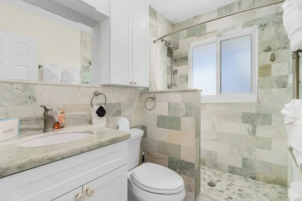 920 Bay Breeze Bungalow: Stunning Bay View Home W/ Heated Pool! 2 Bedroom Home