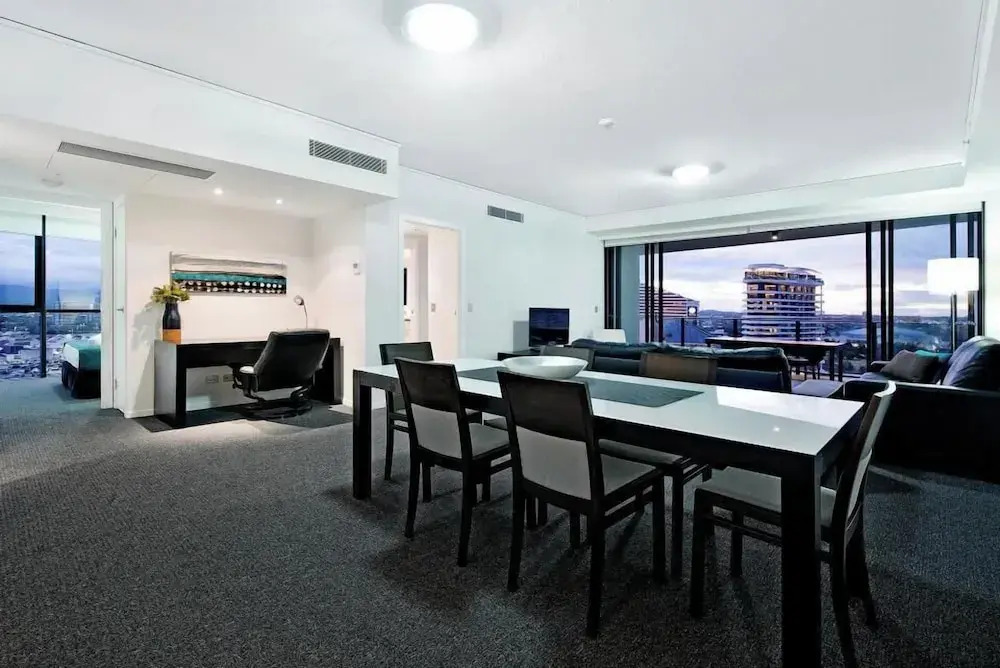 Broadbeach Skyline 3 Bedroom Retreat