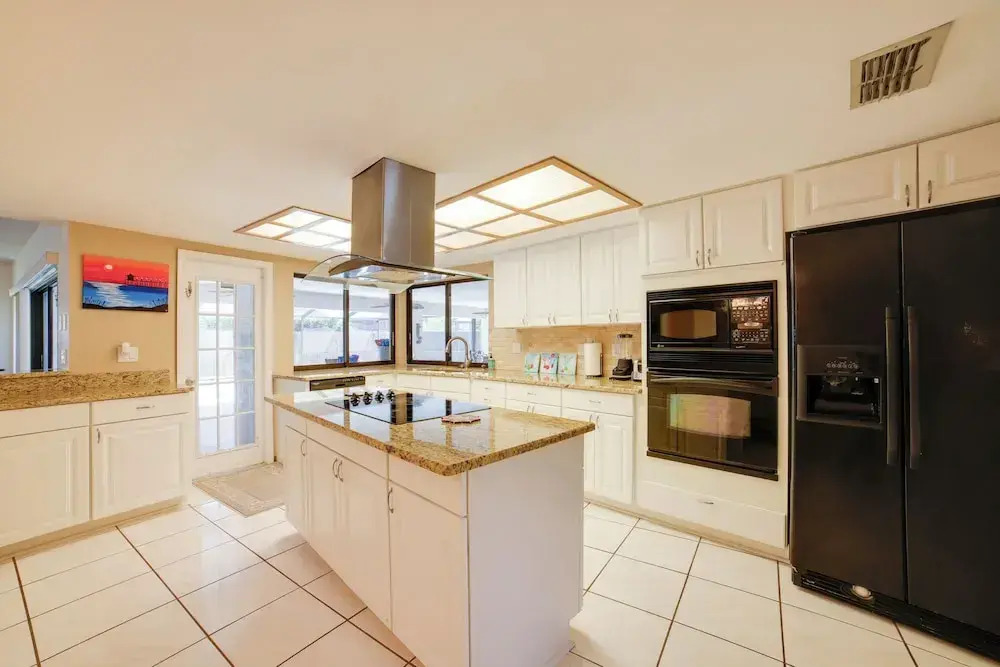 Relaxing Tampa Abode w/ Screened Lanai & Pool