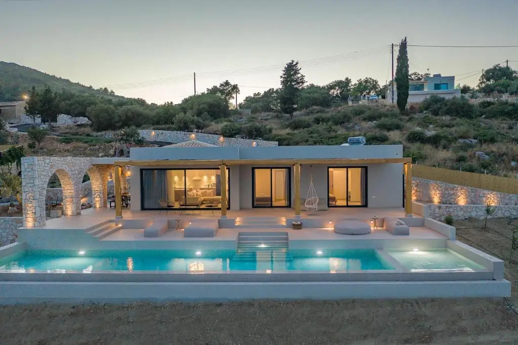 SUOLO di GIOIA Villa with magnificent sea view and infinity pool 18*4m
