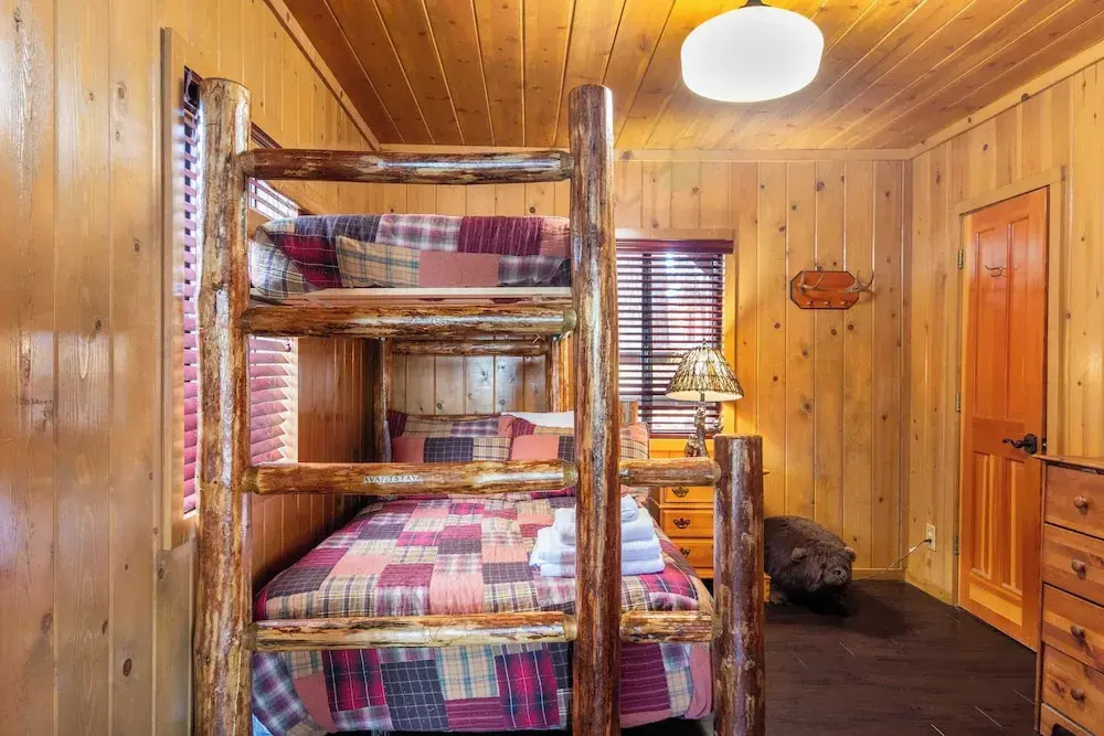 Shoreline Lakehouse by Avantstay Majestic Lakefront Cabin w/ Hot Tub & Fire Pit!