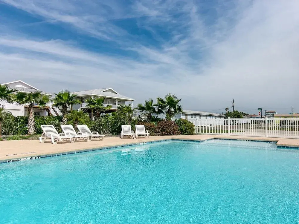 3BR 2BA 1.5 Blocks to Beach by RedAwning
