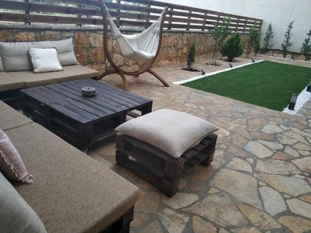 MODERN APARTMENT WITH BiG GARDEN