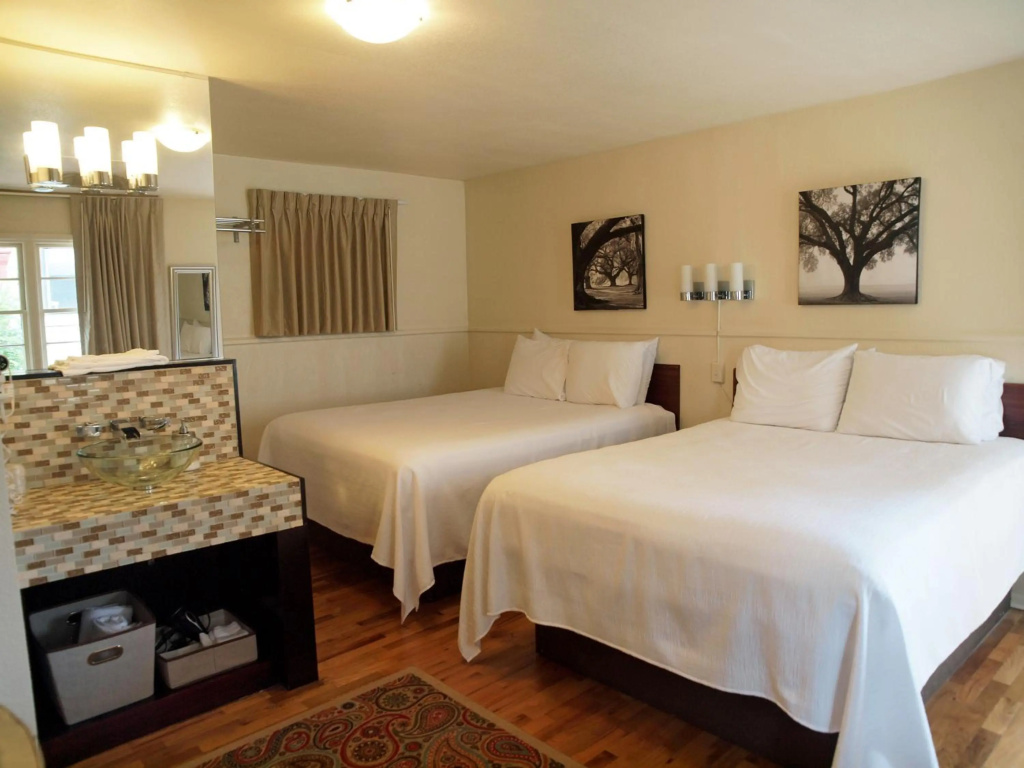 The Crest Motel