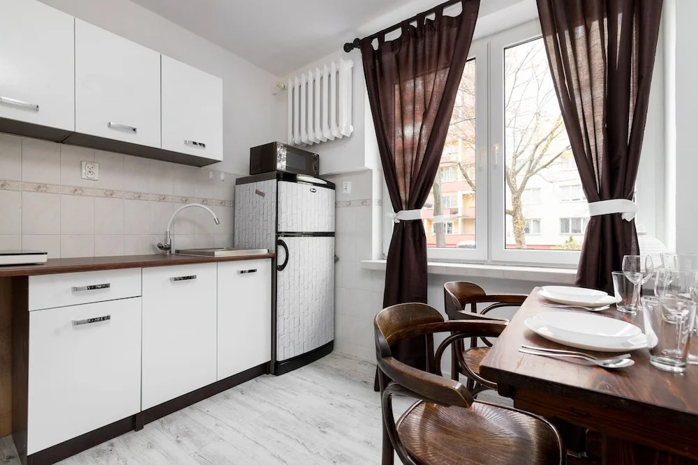 Metro Wilanowska 3-Bedroom Apartment