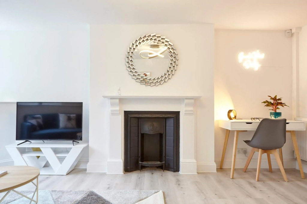 Stylish, spacious flat with private parking