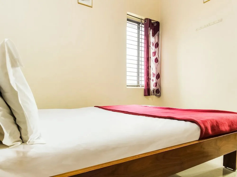 Spot on 49517 Hotel Hoysala Deluxe Lodging