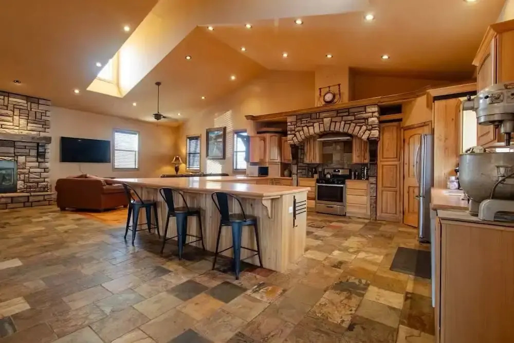 14 Guests 5BR 2BA Game room and Living