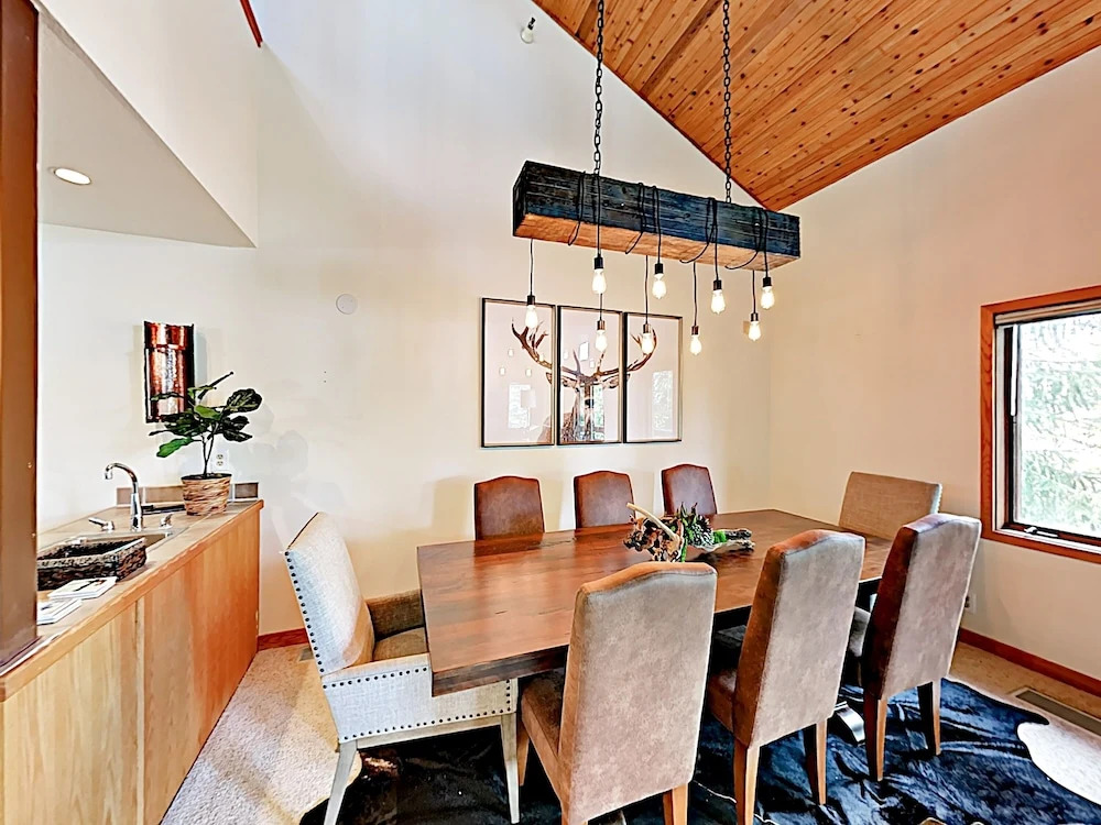 New Listing! Alpine Gem: Private Hot Tub & Sauna 3 Bedroom Townhouse