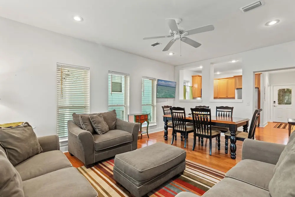 Stay at The Hut! Room for Everyone! 4BR Fun Sleeps 11