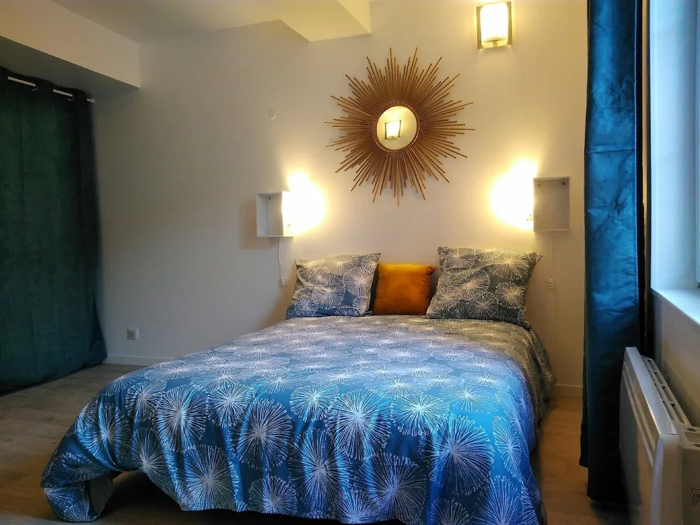 L établissement LA PLAGE A 2 PAS vous propose, 3 Appartements DEUX chambres, 1 appartement une pièce avec CLIMATISEUR , Netflix, lits faits à votre arrivée, serviettes de toilette, Ménage, Wifi, en hyper centre ,Plage à 100m, BOX à Vélos
