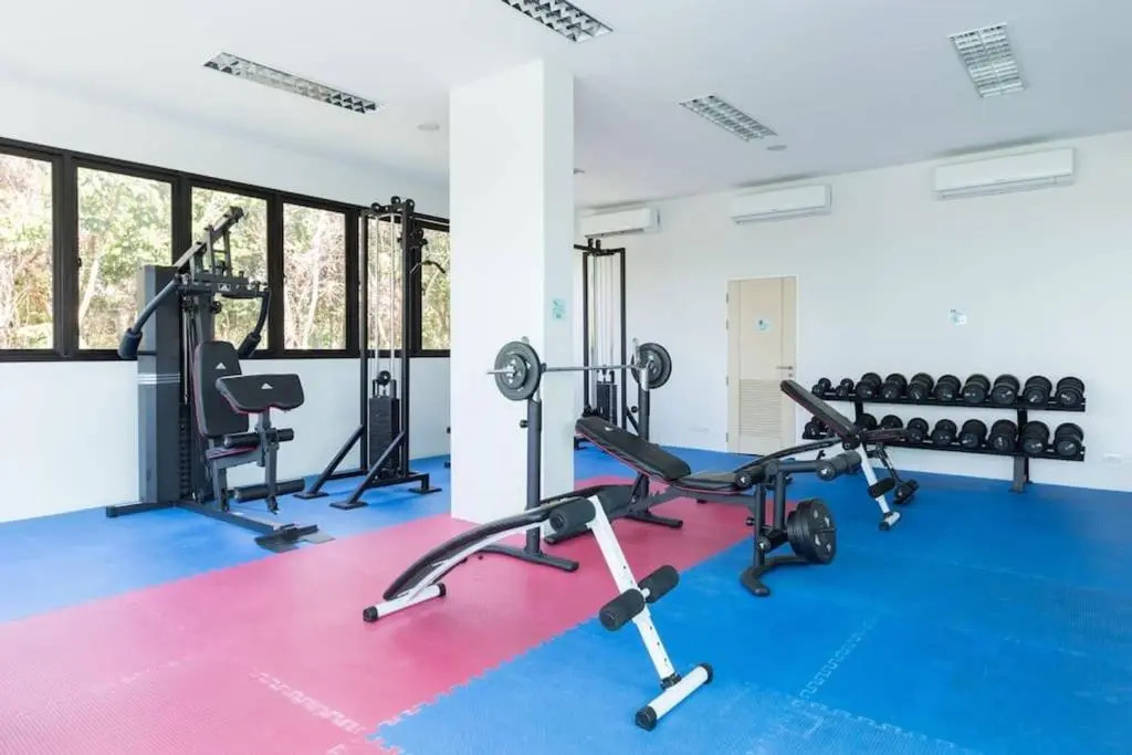 Beach Style Condo Pool, Gym, 1100m To Great Beach.