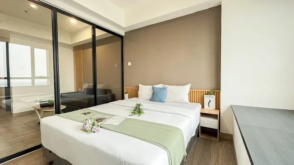 Basic Brown Accent 1Br Apartment Collins Boulevard