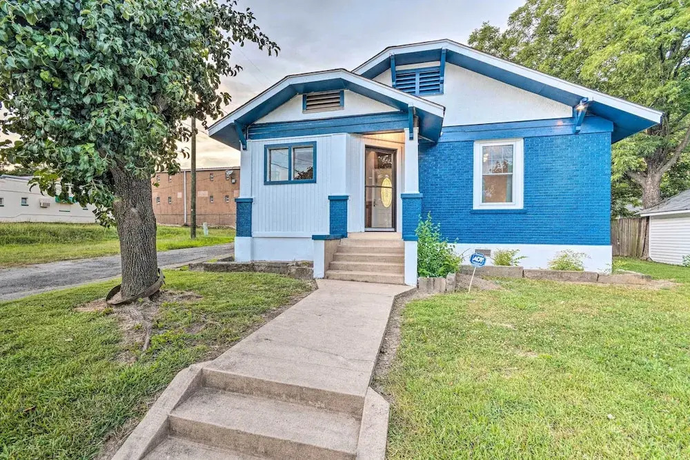 1 Mi to Bathhouse Row: Bright Hot Springs Home!