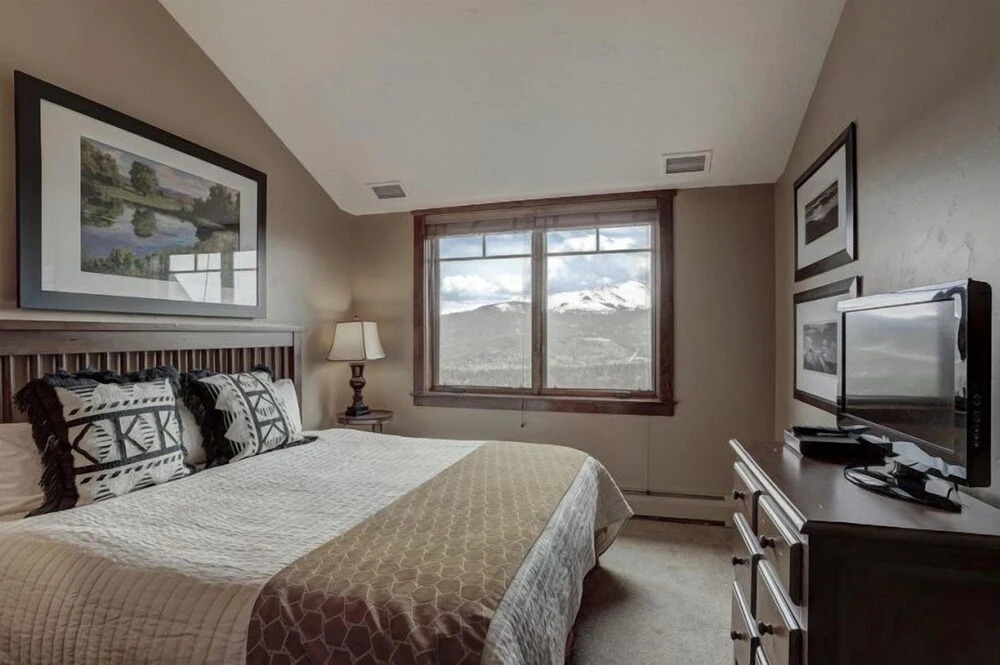 Crystal Peak Lodge 4 Bedroom Ski in, Ski out Slopeside Condo at the Base of Peak 7