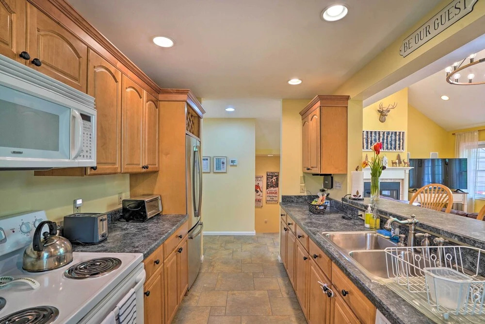 Family-friendly Hancock Home: Walk to Slopes!