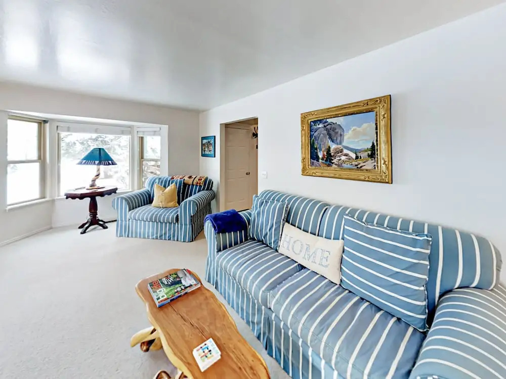 Large Near Shuttle To Slopes & Sundance 5 Bedroom Home