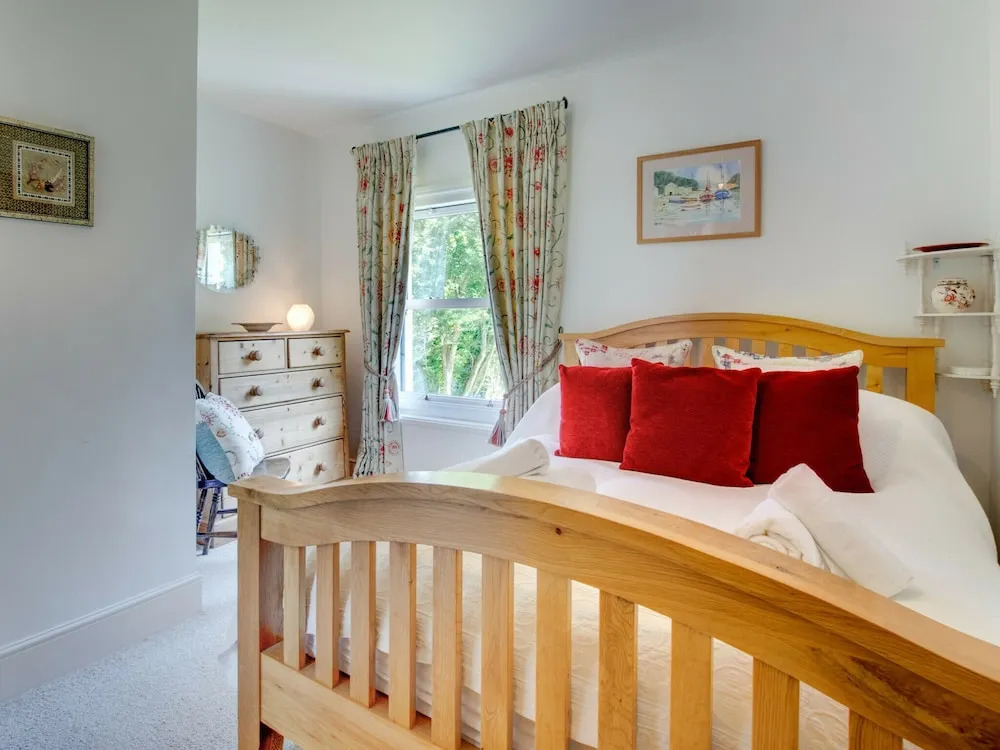 Plush Holiday Home in Cornwall With Private Garden
