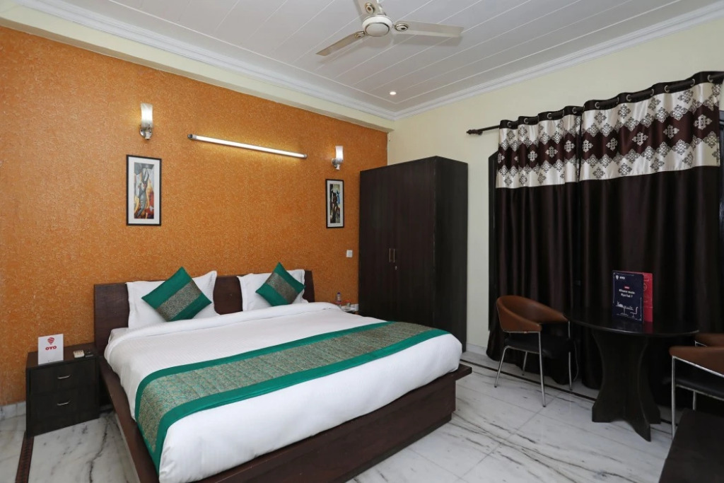 Oyo 11606 Hotel Diplomat Residency