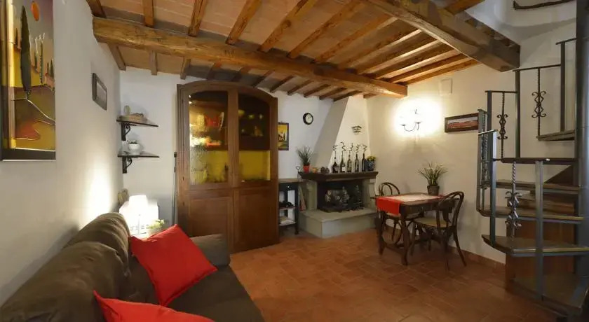 Il Grottino, Tuscan Village Apartment