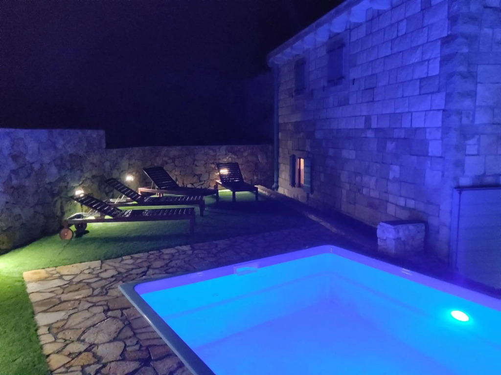 Mala Villa- heated pool since April 10th