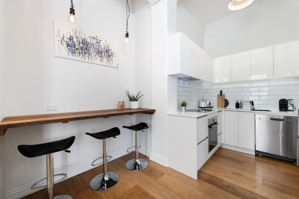 Beautiful Modern Central City Apartment