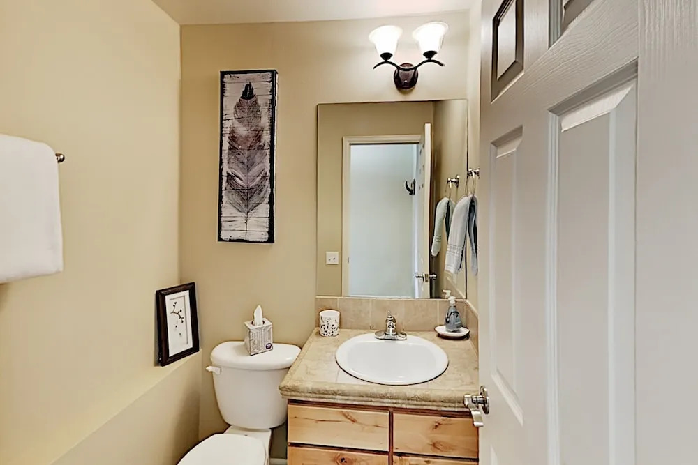 New Listing! Stylish W/ Garage & Hot Tubs 3 Bedroom Condo