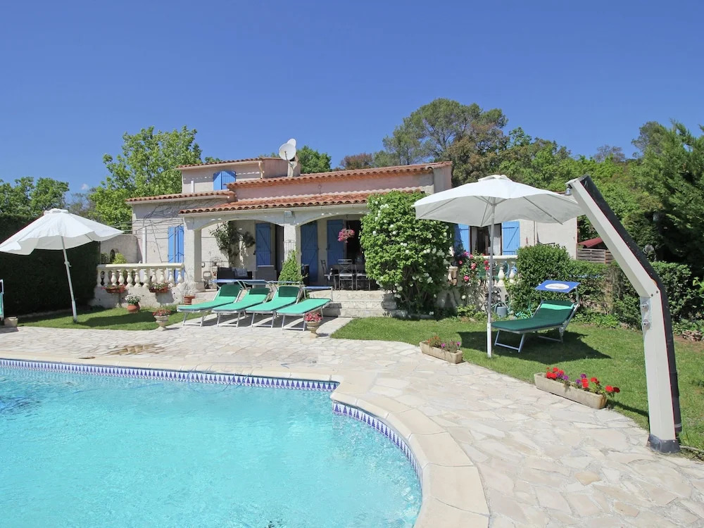 Villa in Bagnols with Pool & Near Nature Parks