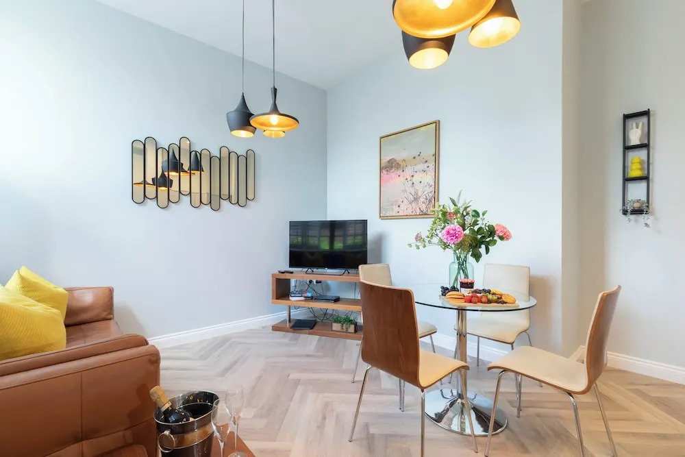 Elliot Oliver - Stylish 2 Bedroom Town Centre Apartment