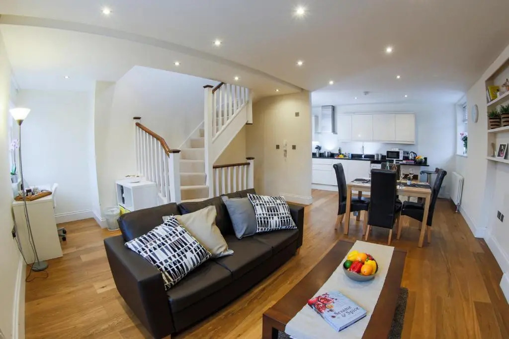 Finchley Central - Spacious Triplex