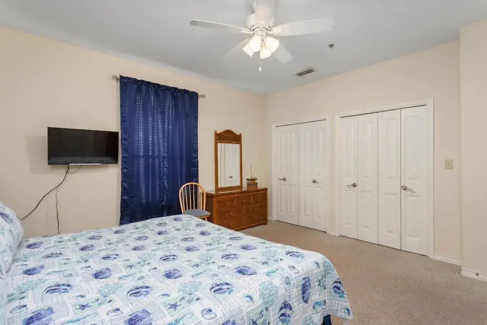 Two Bedroom Condo - Short Walk to the Beach