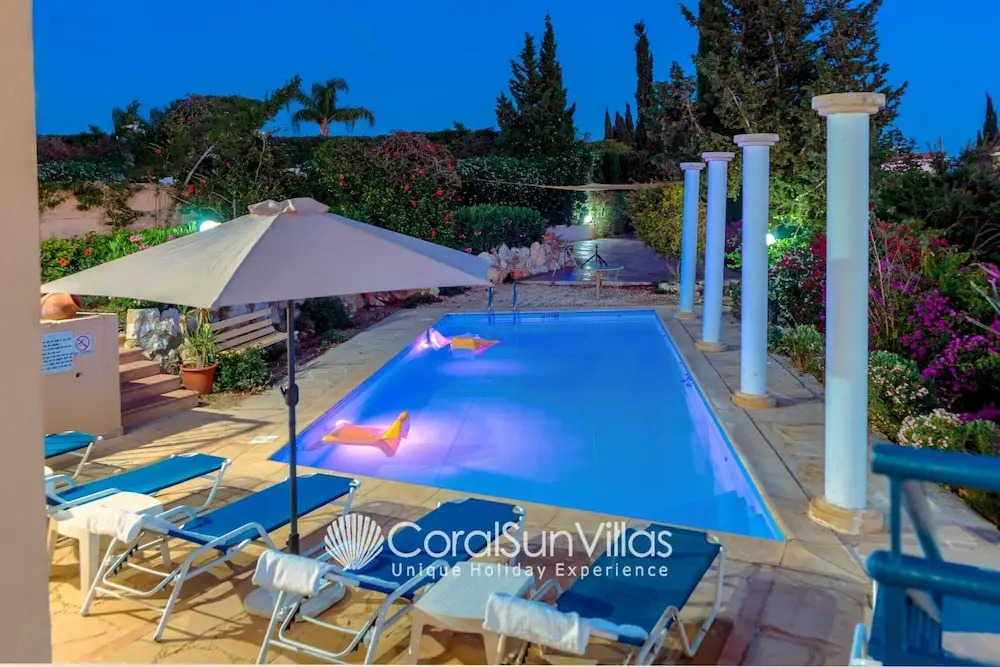 Wonderful Quiet Area, Completely Privacy, Large Private Pool, Colourful Garden