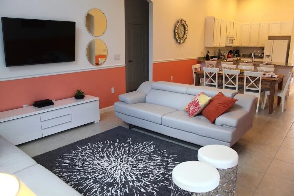 Beautiful 4 Bedroom Home Accommodates 10 Guests Home