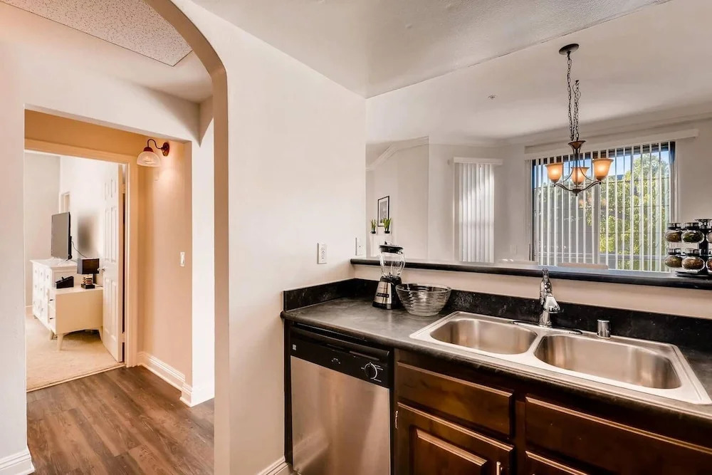 Gorgeous Beverly Hills/Weho - 2BR/Bath - 2 Free Parking Spots! (BW-1)