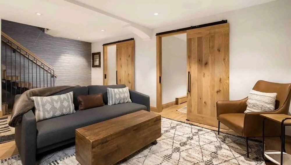 Vail Village Luxury 4 Bedroom, Steps to Slopes!