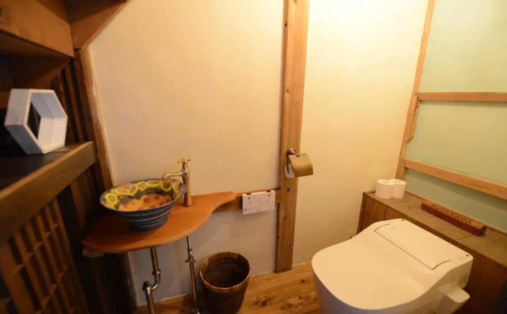Taketa station hostel cue